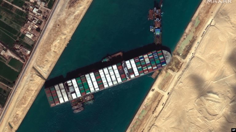 Lai dắt thành công tàu mắc cạn khổng lồ, kênh Suez thông thương trở lại