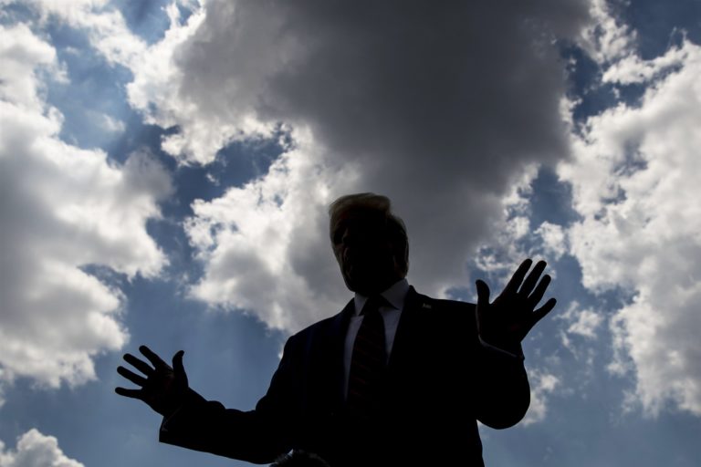 Những công tố viên vừa nhận được hàng triệu trang tài liệu của Trump.  Hồ sơ thuế của ông ta mới chỉ là khởi đầu.