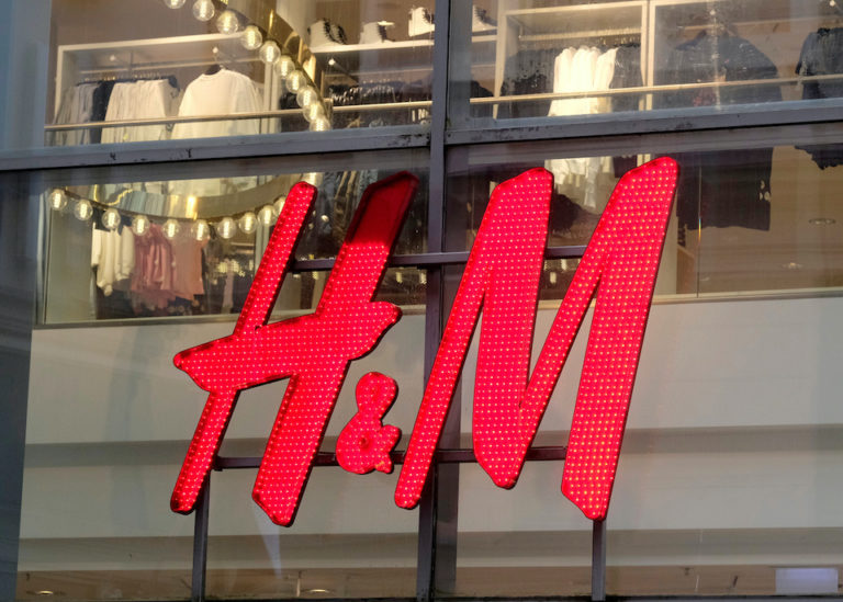 Hãng thời trang H&M đối mặt với làn sóng tẩy chay ở Việt Nam vì bản đồ có đường lưỡi bò ở Biển Đông