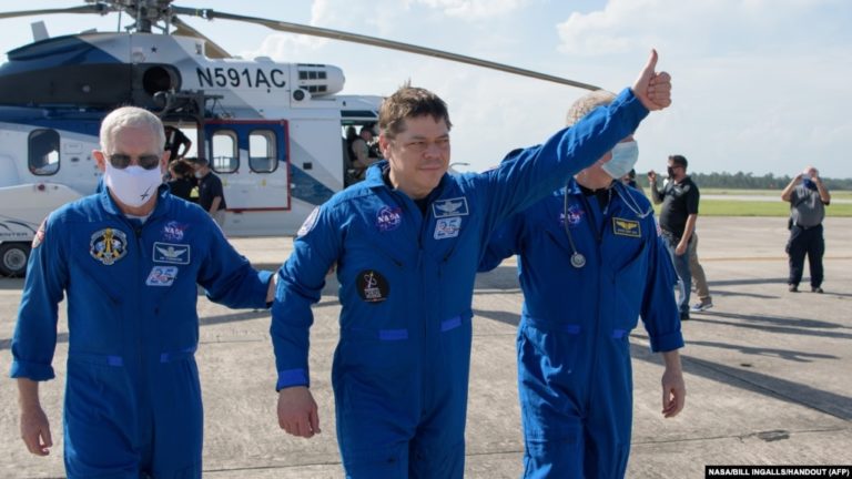 Hai phi hành gia NASA trở về trái đất, làm nên lịch sử