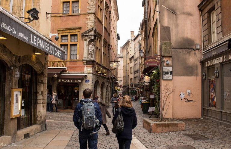 NGƯỜI CHỈ ĐƯỜNG Ở LYON NGƯỜI CHỈ ĐƯỜNG Ở LYON
