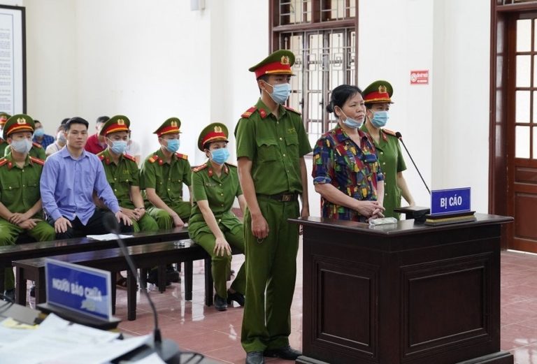 Bà Cấn Thị Thêu và con trai Trịnh Bá Tư vững mạnh ứng đối trước tòa