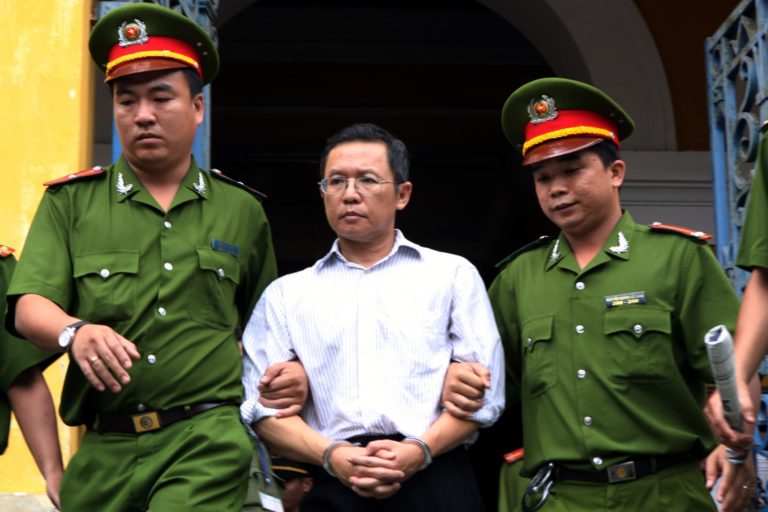 TÌNH NHÀ, NỢ NƯỚC