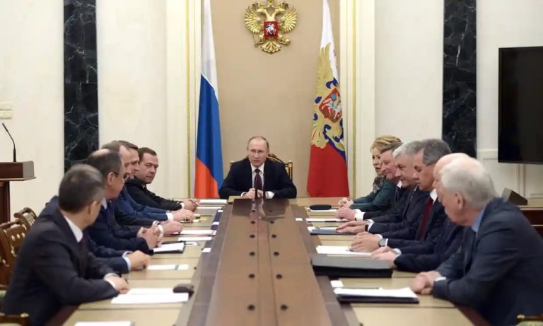 TÀI LIỆU TỪ ĐIỆN KREMLIN HÉ LỘ ÂM MƯU GIÚP TRUMP VÀO NHÀ TRẮNG CỦA PUTIN TÀI LIỆU TỪ ĐIỆN KREMLIN HÉ LỘ ÂM MƯU GIÚP TRUMP VÀO NHÀ TRẮNG CỦA PUTIN