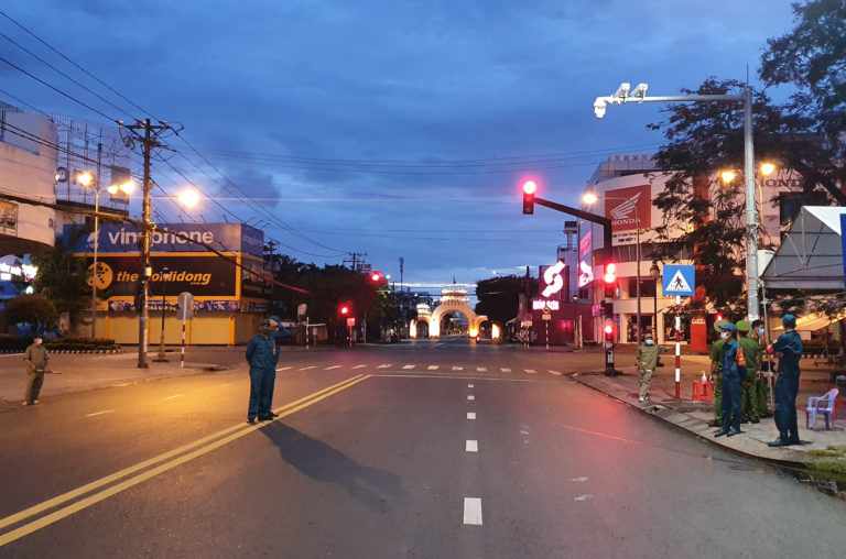 Đêm đầu cấm ra khỏi nhà sau 18h ở miền Tây, hầu như không ai ra đường