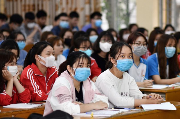 “Tăng học phí làm rào cản vào đại học: Giáo dục VN không những lạc đường mà còn ngược đời!”