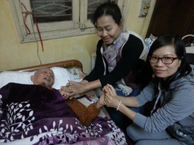 TỪ BÓNG TỐI BƯỚC RA ĐƯỜNG SÁNG