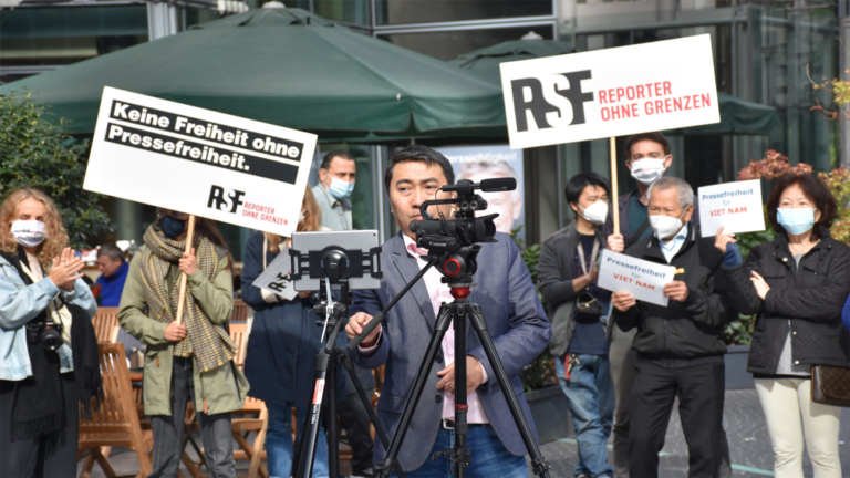 Berlin: Biểu tình cho quyền tự do biểu đạt ở Việt Nam trước trụ sở của Facebook