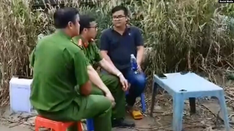 Tòa kết án nhóm Báo Sạch từ 2-4,5 năm tù vì ‘lợi dụng tự do dân chủ’ Tòa kết án nhóm Báo Sạch từ 2-4,5 năm tù vì ‘lợi dụng tự do dân chủ’