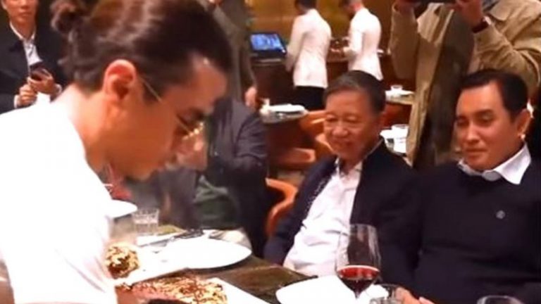 Bộ trưởng Tô Lâm ‘thuộc số thực khách cuối cùng’ ở Anh được Salt Bae ‘rắc muối đút thịt’?