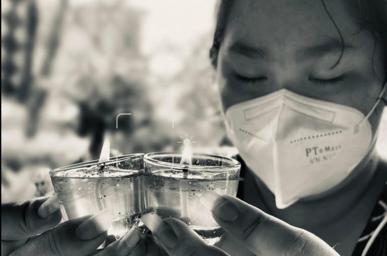 Sau phút mặc niệm