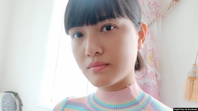 Huỳnh Thục Vy bị bắt thi hành án tù về tội “xúc phạm Quốc kỳ”