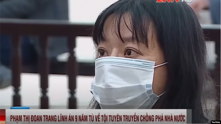 Những ngón tay cái của bà giáo già và viên tướng công an Những ngón tay cái của bà giáo già và viên tướng công an