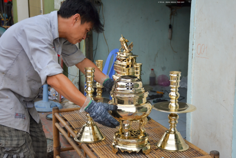 Đánh bóng lư đồng Đánh bóng lư đồng