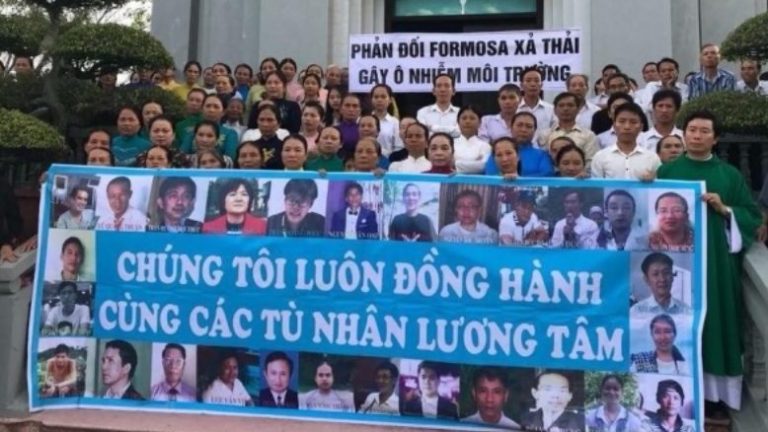 Đẩy thuyền hay Lật thuyền: Liệu người dân VN còn sức?