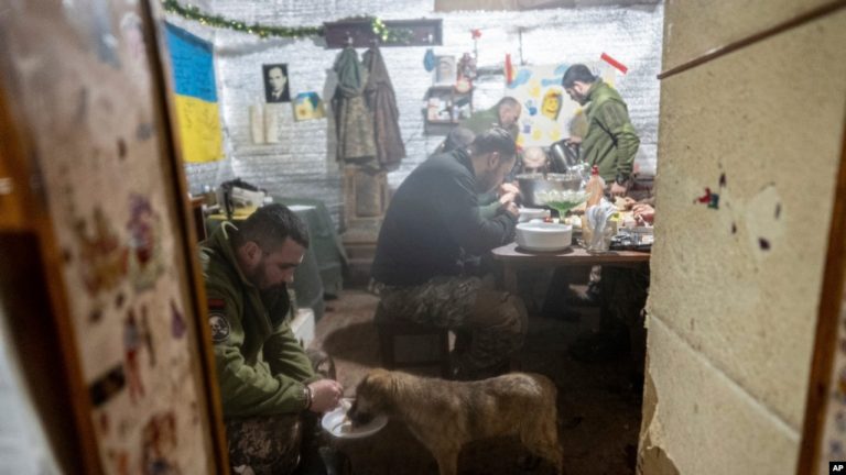 Dùng tiếng Ukraine chống Putin Dùng tiếng Ukraine chống Putin