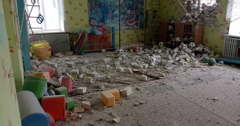CẬP NHẬT: Tình hình Ukraine, pháo kích vang khắp mặt trận Donbass, Nga ồ ạt rút khí tài hạng nặng