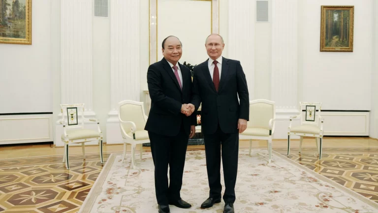 Xung đột Nga – Ukraina : Việt Nam trong thế kẹt và cẩn trọng với Trung Quốc – Tạp chí Việt Nam