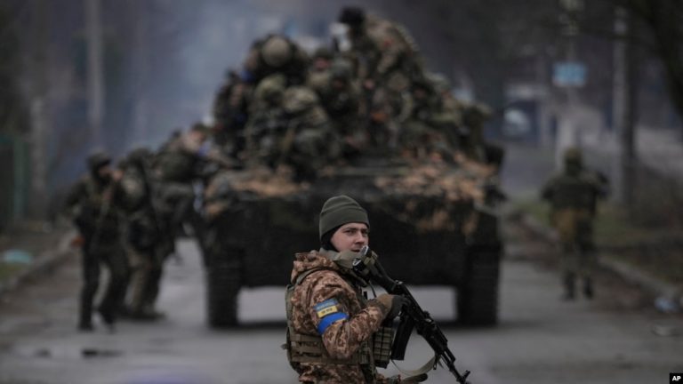 Ukraine tuyên bố kiểm soát được vùng thủ đô, Nga tính rút sang miền đông