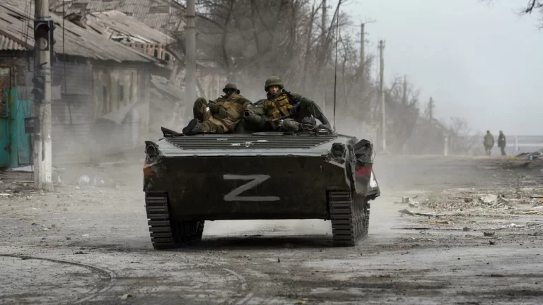 Ukraina: Kế hoạch sơ tán dân Mariupol đầy trắc trở, Nga đổ lỗi cho Chữ Thập Đỏ