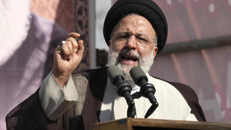 Iran giải thể cảnh sát đạo đức và sửa đổi luật trùm khăn Hồi Giáo Iran giải thể cảnh sát đạo đức và sửa đổi luật trùm khăn Hồi Giáo