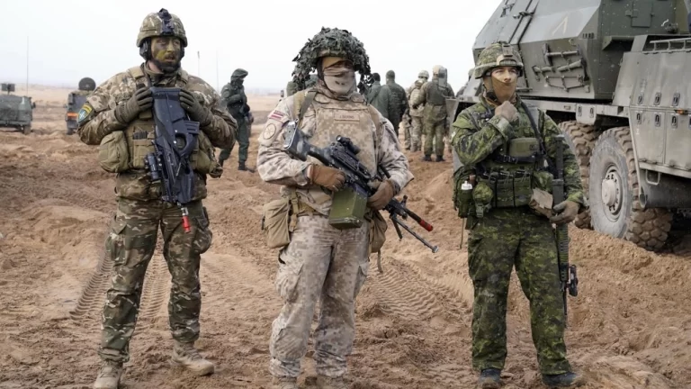 Chiến tranh Ukraina: Cơ hội để Mỹ và NATO làm suy yếu Nga với “giá rẻ” Chiến tranh Ukraina: Cơ hội để Mỹ và NATO làm suy yếu Nga với “giá rẻ”