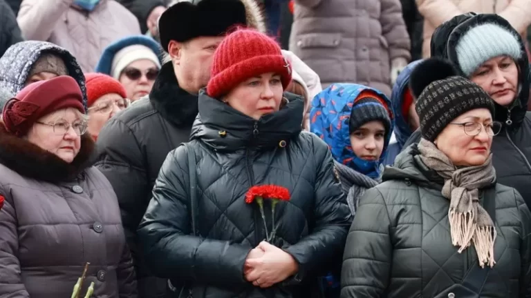 Vụ Ukraine tấn công tên lửa: Nga nói binh lính sơ suất dùng phone nên bị phát hiện Vụ Ukraine tấn công tên lửa: Nga nói binh lính sơ suất dùng phone nên bị phát hiện