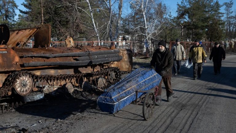 NYT: Lòng trung thành đang chia cắt một thị trấn Ukraine vừa được giải phóng (1/2)