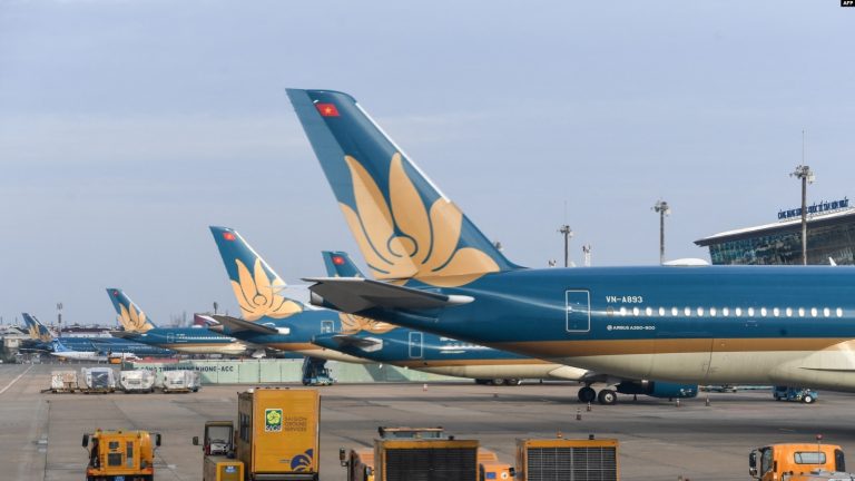 Từ vụ tiếp viên hàng không Vietnam Airlines: Không còn gì… đúng?