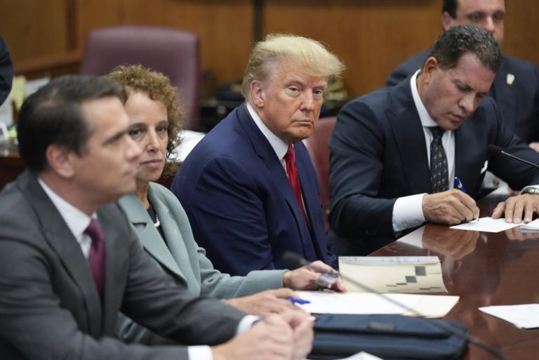Trump không nhận tội với 34 cáo buộc; bị thẩm phán nhắc nhở Trump không nhận tội với 34 cáo buộc; bị thẩm phán nhắc nhở