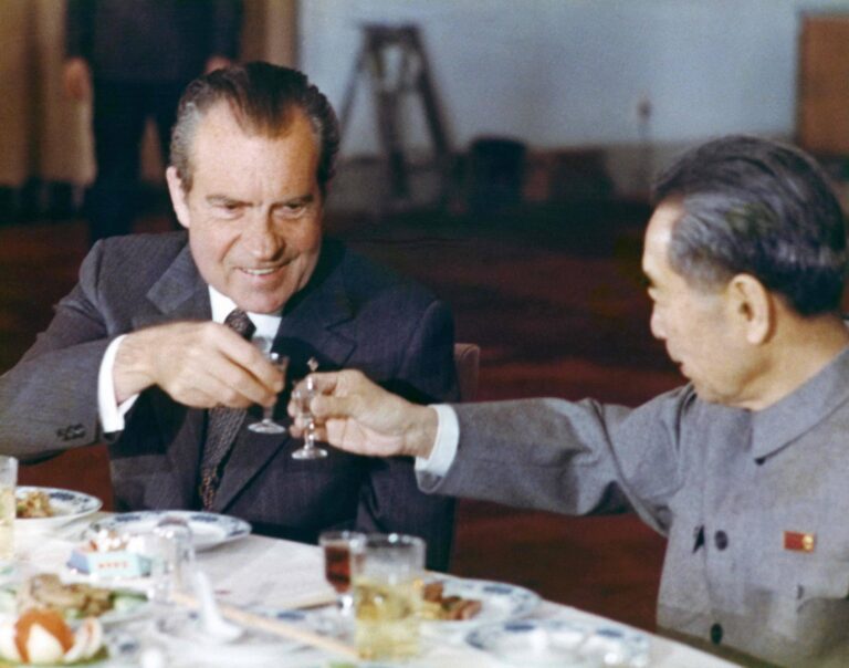 Bí mật lịch sử tháng 4 năm 1975: Trung Quốc định tung lính Dù nhảy xuống Biên Hòa chặn Bắc Việt?