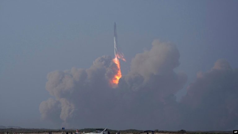 SpaceX phóng được Starship lên, nhưng tên lửa nổ tung trên không