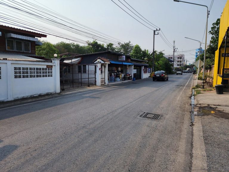 Các nhân chứng sau đó nói rằng họ đã nhìn thấy hai chiếc ô tô sedan màu trắng chặn xe mô tô của Đường Văn Thái