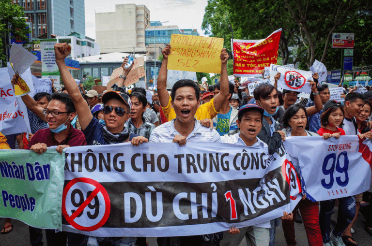 Báo cáo mới: Ba thập niên đàn áp các cuộc biểu tình ôn hòa ở Việt Nam Báo cáo mới: Ba thập niên đàn áp các cuộc biểu tình ôn hòa ở Việt Nam