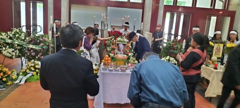 ĐÁM TANG BÊN  PHE ĐỐI LẬP 