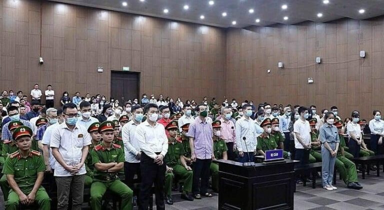 Thử nhìn phiên tòa đang xảy ra tại Hà nội. Thấy gì ? 
