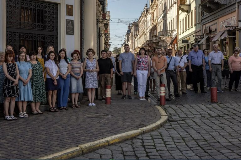 Dù ở xa tiền tuyến, người dân thành phố Chernivtsi vẫn đoàn kết vì Ukraine Dù ở xa tiền tuyến, người dân thành phố Chernivtsi vẫn đoàn kết vì Ukraine