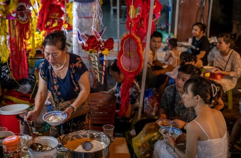 Ở Việt Nam, những ‘flexer’ khoe bằng cấp, địa vị, sự giàu có khi nền kinh tế tăng vọt. Những người khác hầu như không có thời gian để ngủ