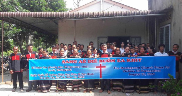 Tưởng niệm ngày 22/8 ở Việt Nam: Công an ‘ngăn cản’ người dân ‘đăng tải hình ảnh’ sự kiện ra công chúng Tưởng niệm ngày 22/8 ở Việt Nam: Công an ‘ngăn cản’ người dân ‘đăng tải hình ảnh’ sự kiện ra công chúng