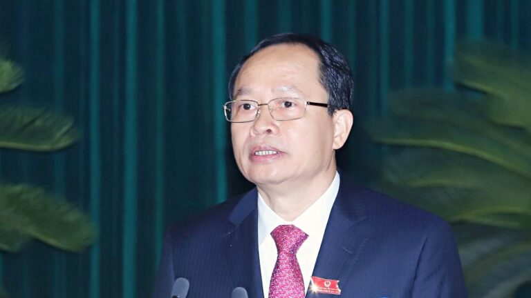 Cuộc tìm kiếm gót chân Phạm Minh Chính vẫn căng thẳng.
