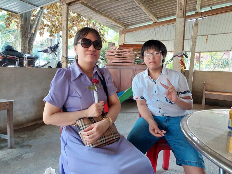 Thăm chồng sau 21 ngày anh tiến hành tuyệt thực… Thăm chồng sau 21 ngày anh tiến hành tuyệt thực…