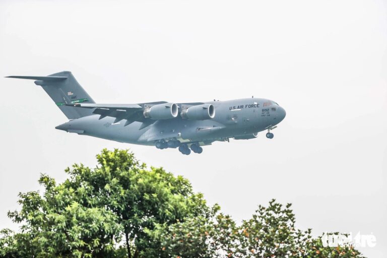 HAI NGÀY VỚI 6 CHUYẾN C-17 HẠ CÁNH XUỐNG HÀ NỘI THÌ ĐÚNG CHỈ LÀ ĐẾ QUỐC MỸ RỀNH RÀNG TỐN KÉM QUÁ MỨC CHO CHUYẾN THĂM MỘT VÀI NGÀY