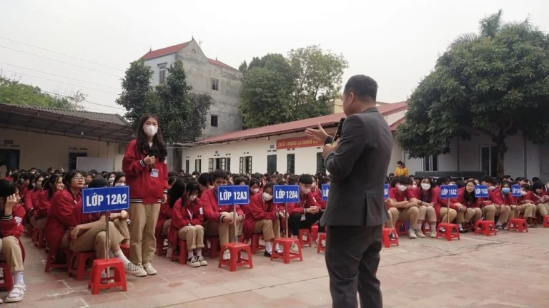 CẦN PHẢI ĐỂ GIÁO VIÊN BẦU HIỆU TRƯỞNG CẦN PHẢI ĐỂ GIÁO VIÊN BẦU HIỆU TRƯỞNG