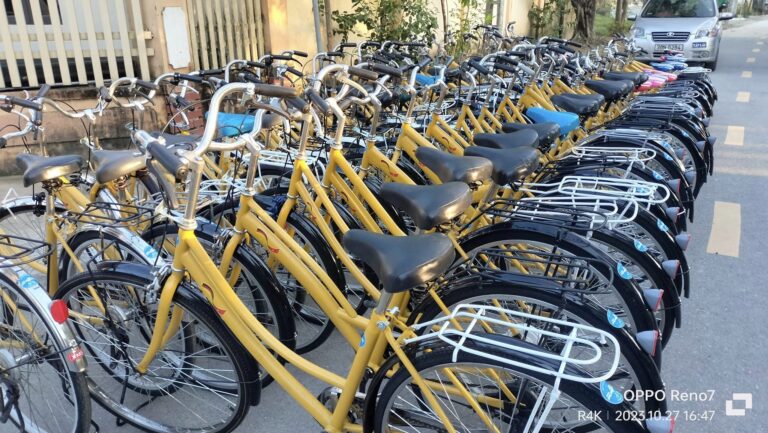 Khi tặng xe đạp cho học sinh nghèo cũng bị cấm!