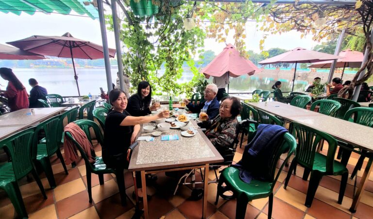 Bánh tôm Hồ Tây