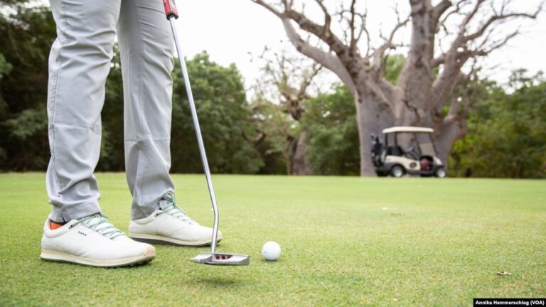 Gậy golf vừa vụt vào thể chế, vừa quất vào mặt thường dân