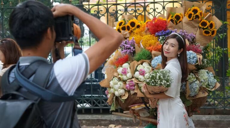 Những người bán hoa ở Hà Nội có thêm cách kinh doanh mới: nở rộ dịch vụ cho thuê hoa để chụp ảnh Những người bán hoa ở Hà Nội có thêm cách kinh doanh mới: nở rộ dịch vụ cho thuê hoa để chụp ảnh