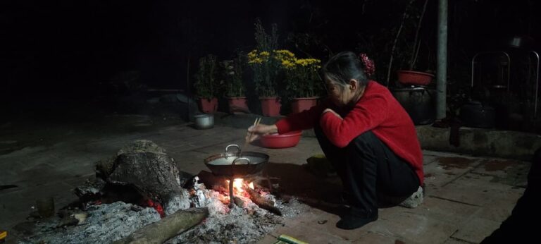 Bánh xèo, mẹ và chiến tranh biên giới