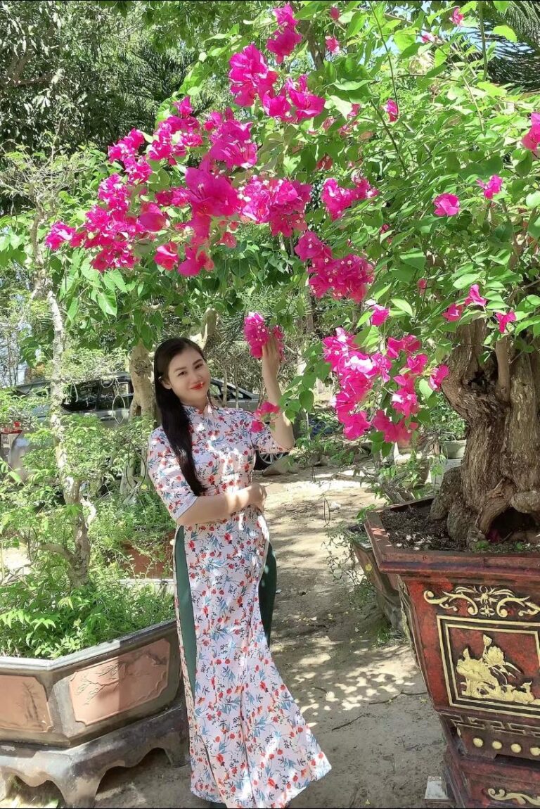HOA TRONG TÙ HOA TRONG TÙ
