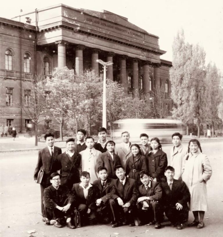 VIẾNG BẠN HỌC CŨ “XẤU SỐ”